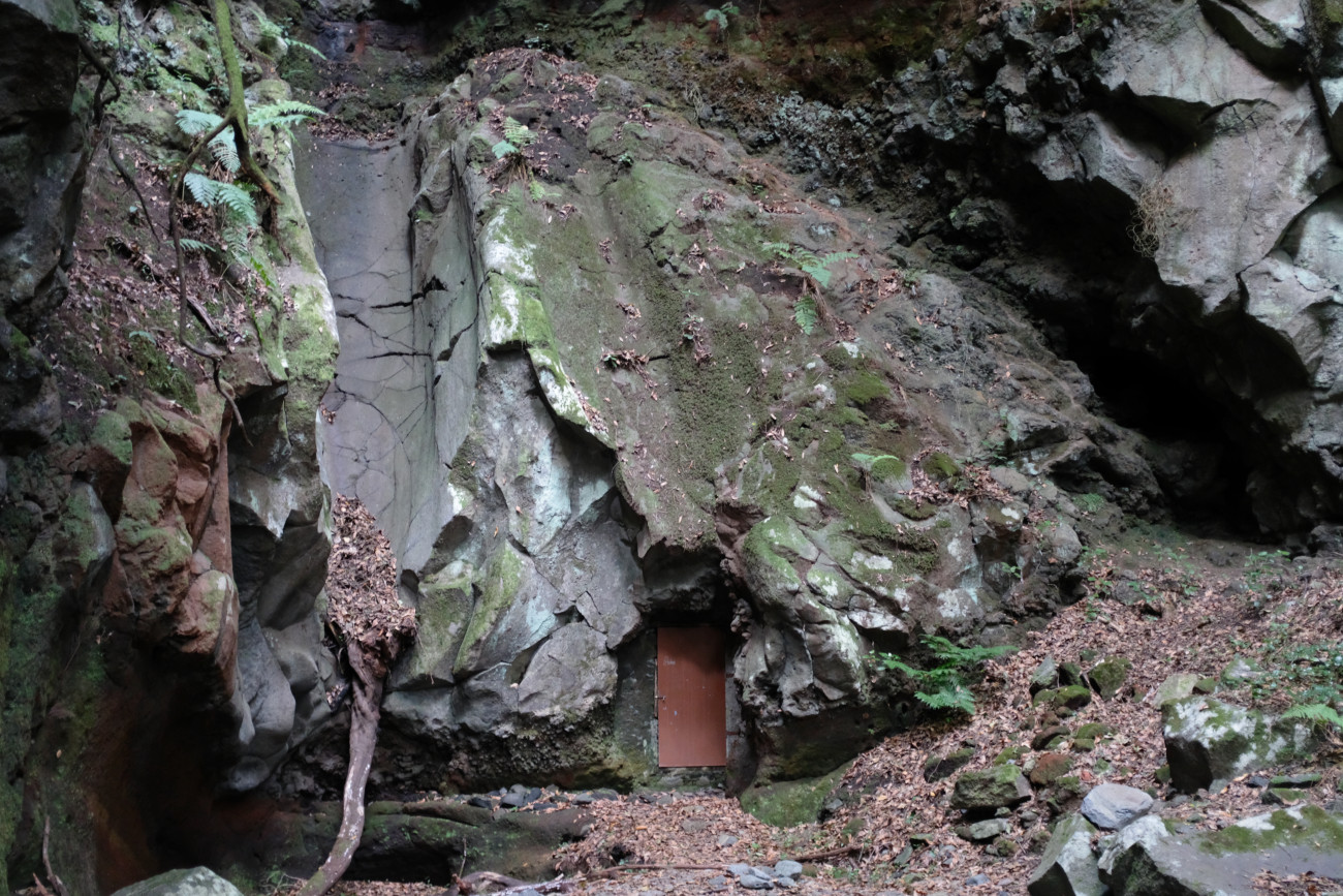 Tür im Berg