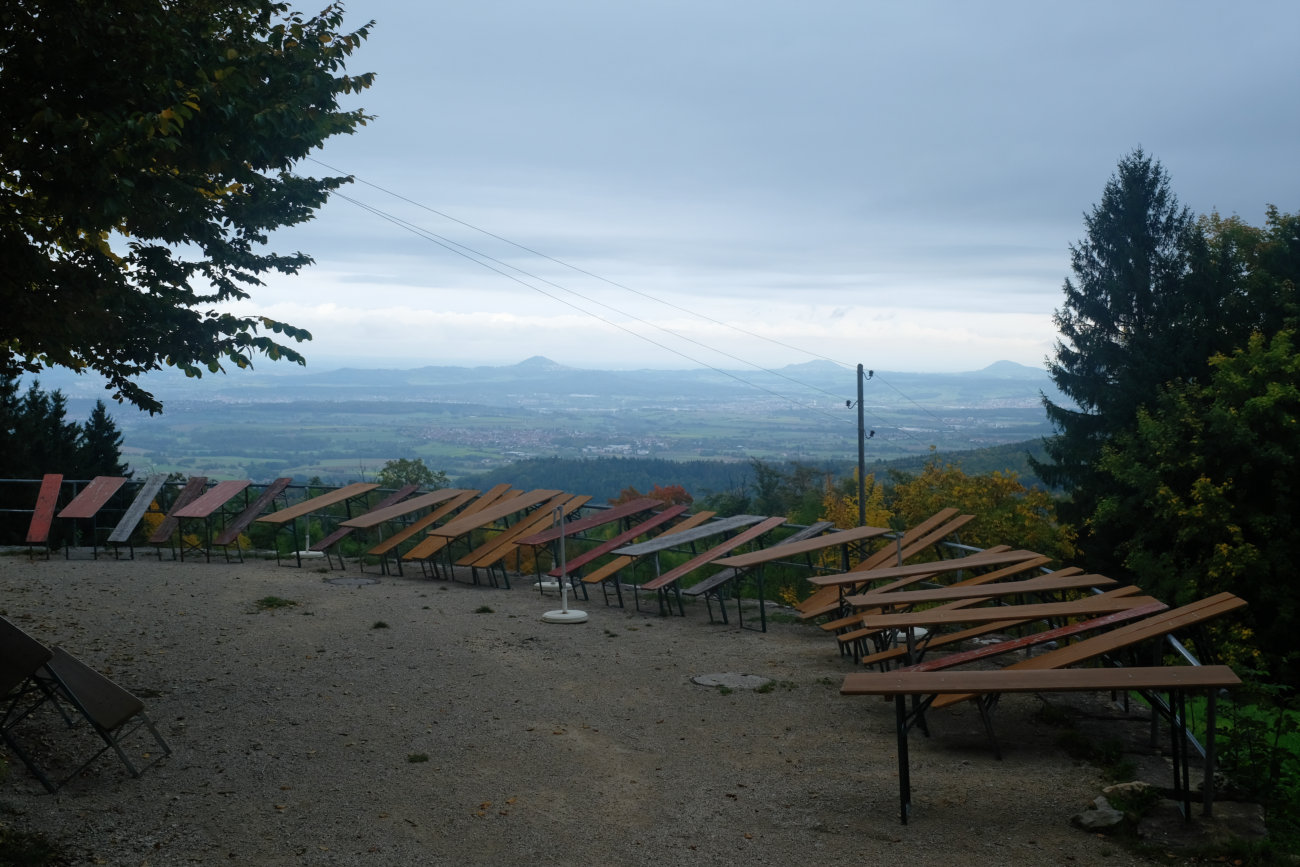 Tische und Bänke