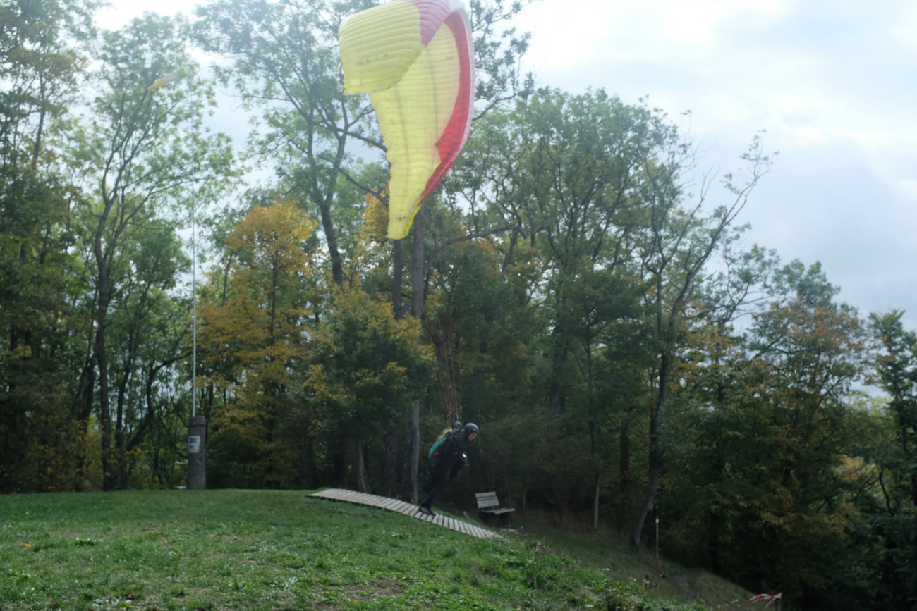 Gleitschirmfliegerin
