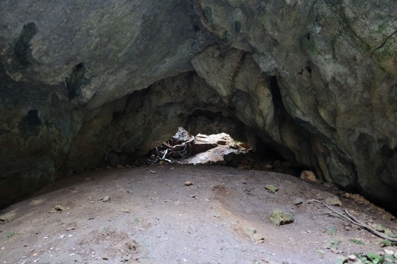 Jamina Sredi. Eingang von innen