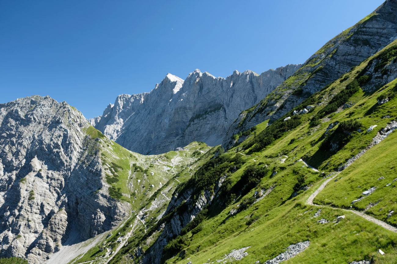 Lamsenjochh&uuml;tte in der Ferne